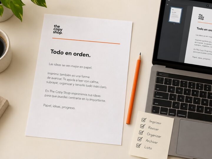 Documento impreso junto a su versión PDF en un portátil y una lista de comprobación.