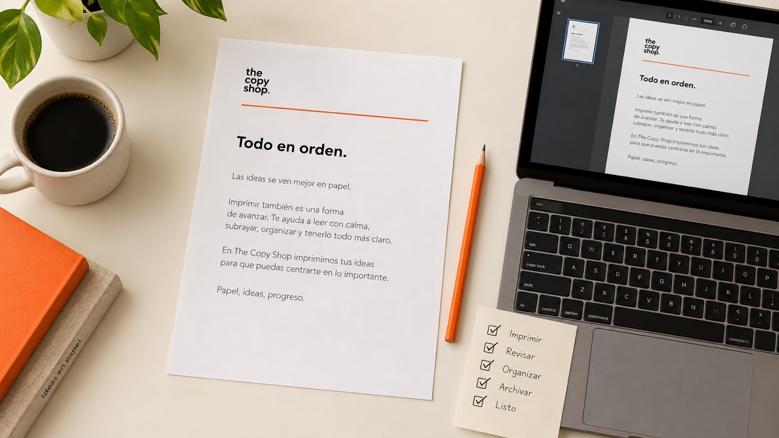 Documento impreso junto a su versión PDF en un portátil y una lista de comprobación.